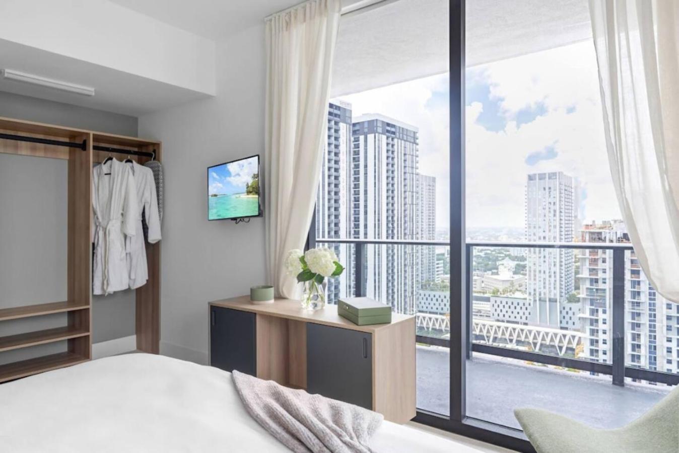 3002 Downtown In Front Of Kaseya Center With Gym And Pool Miami